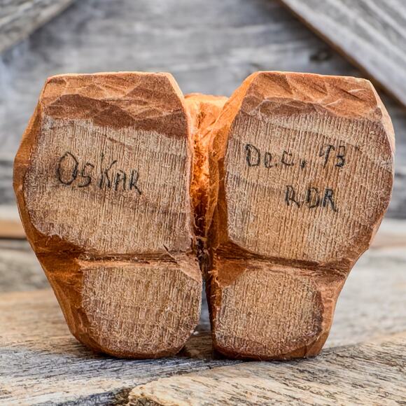 1993 Vintage Folk Art HandCarved Wooden Old Man “Oskar” w Hands in Pockets-6.5”H - Picture 8 of 9